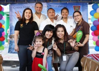 Mario Beyer (2nd left), executive assistant manager of the Rooms Division for Centara Grand Mirage Beach Resort Pattaya, along with hotel staff participated in the Children’s Day activities at Pattaya City Hall. Children enjoyed games organized by the staff who also distributed gifts and sweets to the children.